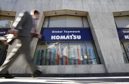 　４月２６日、コマツは２０１９年３月期の連結営業利益（米国会計基準）が前期比２４．８％増の３３９０億円になるとの見通しを発表した。主力の建機・車両部門では円高の影響が見込まれるものの、米社買収に伴う一時費用の影響が少なくなる。産業機械も増収増益を見込む。写真は都内で２０１３年１月撮影（２０１８年　ロイター／Shohei Miyano）