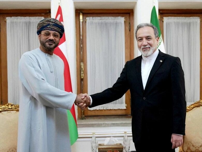オマーンのバド​ル外相（左）とイランのアラグチ外相。25日、テヘランで撮影。 Iranian Foreign Ministry/WANA (West Asia News Agency)/Handout via REUTERS