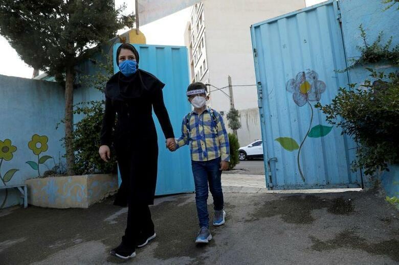 イラン保健省は同国の新型コロナウイルス感染者数と死者数が記録的高水準に達しており、ほぼ全土が最大警戒レベルの「赤」の状態にあると明らかにした。テヘランで９月撮影（２０２０年　ロイター/Majid Asgaripour/WANA ）