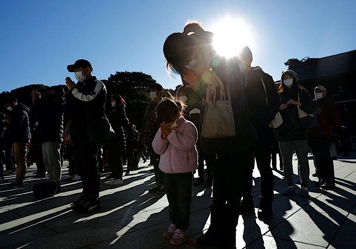 東京都は1日、新型コロナウイルスの新規感染783人が確認されたと発表した。写真は1日新年の初詣で混み合う明治神宮。REUTERS / Issei Kato