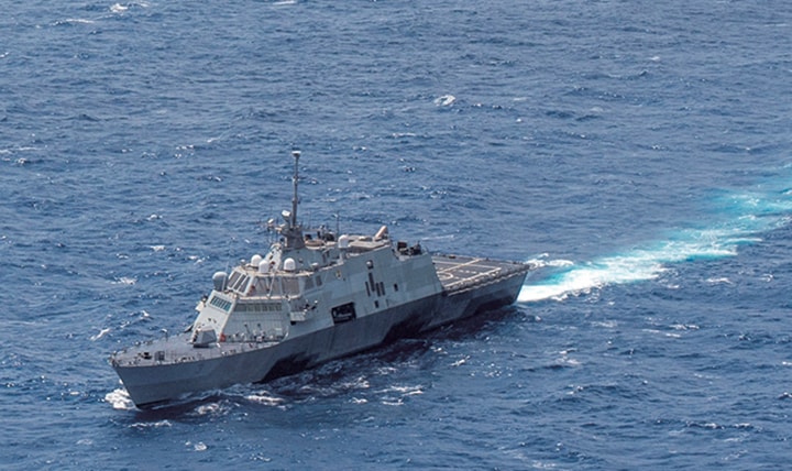 南シナ海で哨戒活動を行う米戦闘艦フォートワース