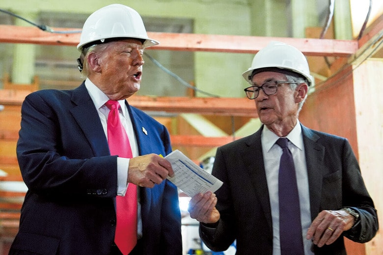 FRBのパウエル議長の解任をちらつかせるトランプの発言に市場が反応したことも（25年7月）　AP/AFLO