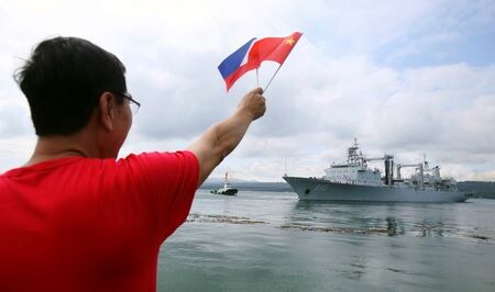 中国の王毅外相は２０日、フィリピンの外相と電話会談し、南シナ海の情勢についてフィリピンが判断を誤り、自らの主張を通そうとしたり「悪意ある」外部勢力と結託したりすれば、中国は自国の権利を守り断固として対応すると警告した。写真はフィリピンのダバオで２０１７年５月撮影（２０２３年　ロイター／Lean Daval Jr）