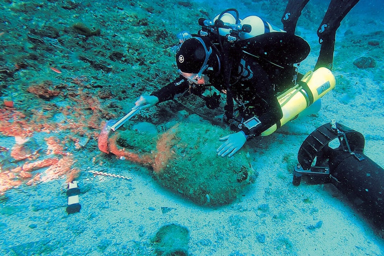 沈没船周辺を調べるダイバー　ESAG