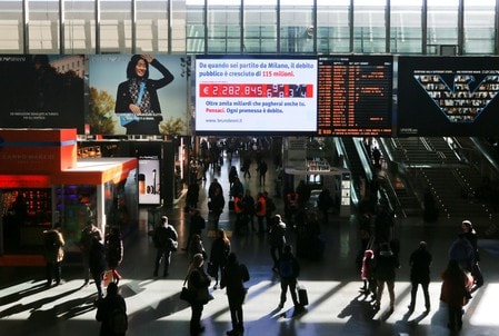 　２月１５日、「すべての約束は借金です。よく考えて」──。ローマやミラノの主要駅を訪れると、巨大な「債務時計」の下にこうしたメッセージが掲げられている。写真はローマのテルミニ駅（２０１８年　ロイター/Alessandro Bianchi）