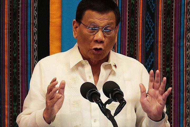 フィリピンのドゥテルテ大統領（写真）は、中国の習近平国家主席との最近の会談で、南シナ海での中国の主張を退けた仲裁裁判所の判断をフィリピン側が無視することを条件に、同海でのガス共同開発の権益の過半数をフィリピンに譲渡するとの提案を受けたことを明らかにした。マニラで７月撮影（２０１９年　ロイター／Eloisa Lopez）