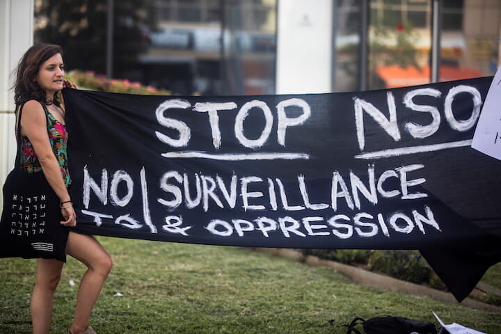 イスラエルのサイバー企業 NSO グループのオフィス外が抗議する人々　REUTERS/Nir Elias