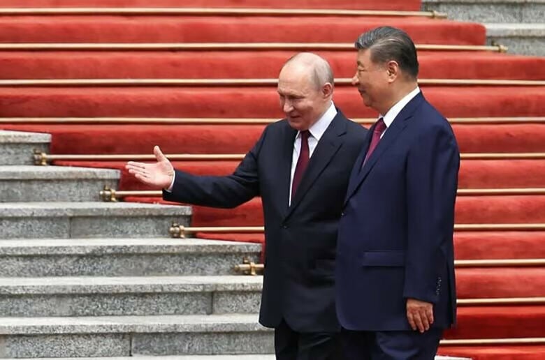 プーチン大統領と習近平国家主席。20日、中国・北京の人民大会堂で行われた歓迎式典で　REUTERS/Maxim Shemetov