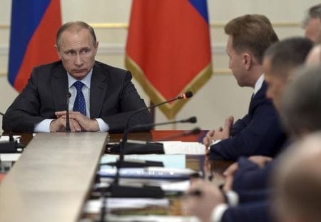 　９月８日、ロシア軍が、内戦の続くシリアでアサド政権軍を支援するため、戦闘に加わったことが分かった。写真はプーチン大統領。モスクワ郊外で先月撮影。大統領府提供（２０１５年　ロイター）
