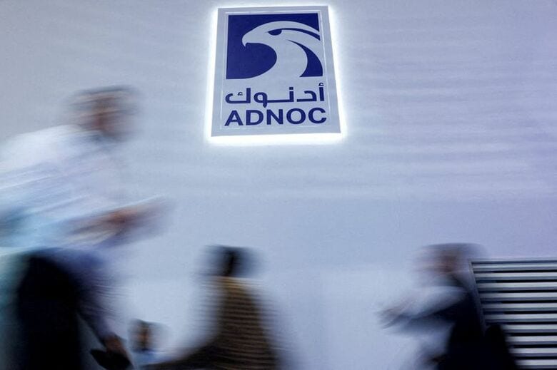 写真はアブダビ国営石油（ＡＤＮＯＣ）のロゴ。2025年11月、アラブ首長国連邦のアブダビで撮影。 REUTERS/Amr Alfiky