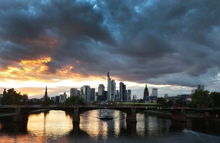 フランクフルトの金融街、2020年10月撮影　REUTERS/Kai Pfaffenbach