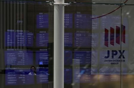 　１月１５日、日経平均株価は前営業日比２８１円５１銭高の１万７５２２円４６銭と反発して始まった。東証、昨年８月撮影（２０１６年　ロイター／Yuya Shino）