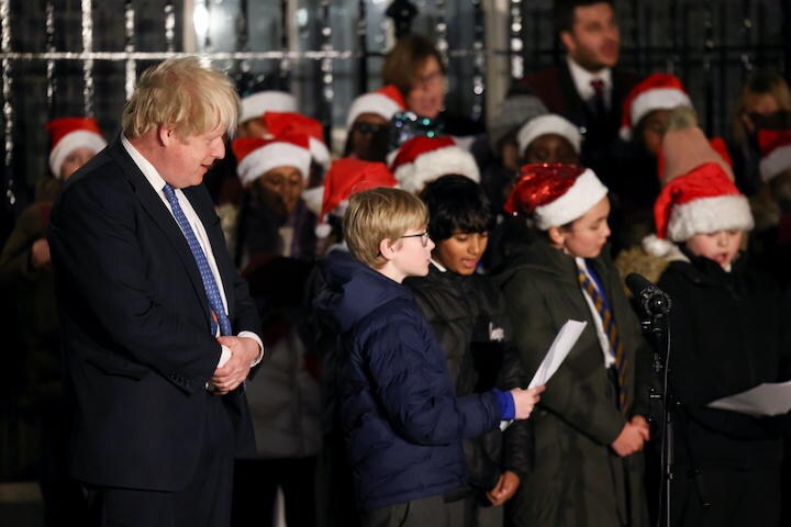12月1日に少年合唱団とともに首相官邸のクリスマスツリーの点灯式に出席したジョンソン英首相　Henry Nicholls-REUTERS