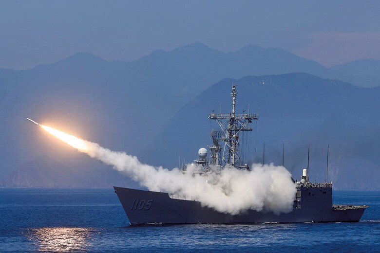 今年7月、大規模軍事演習でミサイルを発射する台湾海軍の艦艇　ANN WANGｰREUTERS