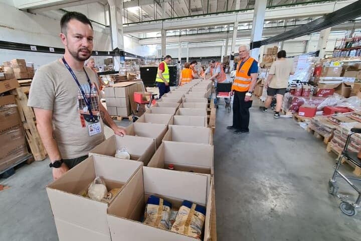 食料や水、衣料品などの支援物資をウクライナ東部に送るドラッチさん（筆者撮影）