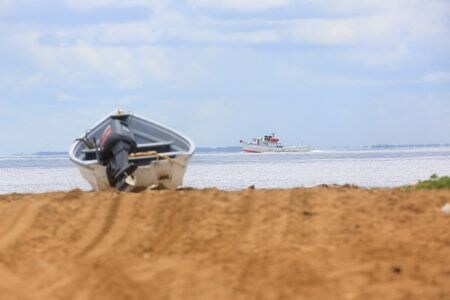 　国連の独立専門家グループは２１日、米軍がベネズエラ沖の公海上で違法薬物を運んでいたとする船舶を攻撃した問題について声明を発表し、カリブ海地域の平和と安全に対する危険を深刻化させ、「法的に認められない処刑行為」に相当すると述べた。写真はコロンブス海峡を航行する漁業トロール船。１９日撮影（２０２５年　ロイター/Andrea De Silva）