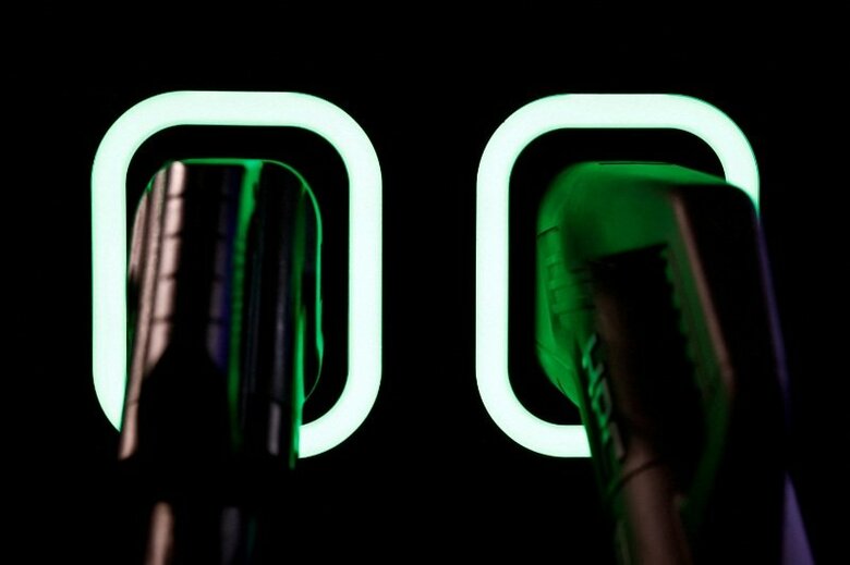 パリモーターショーで撮影された、電気自動車（EV）用の充電プラグ。 2024年10月15日撮影。REUTERS/Benoit Tessier