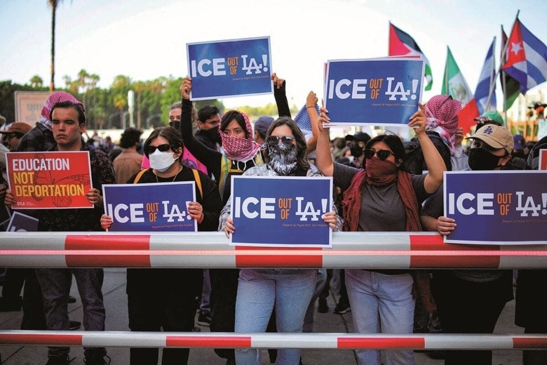 6月、ロサンゼルスでICEによる移民拘束に抗議する人々　DANIEL COLEーREUTERS