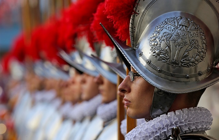 スイス衛兵は16世紀からローマ法王を守ってきた精鋭部隊　Max Rossi-REUTERS