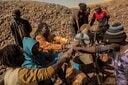 チャド北部クーリブグディの小規模金採掘現場で、仲間を坑道に下ろす採掘者ら（25年12月）