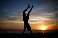 豊かな日本で「自由」を実感できないのはなぜか