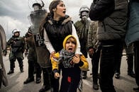 難民2万人が詰め込まれたギリシャ・レスボス島、欧州の玄関口で一触即発の危機