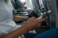 飛行機内で隣の客が「最悪」のマナー違反、「体を密着させ...」 女性客が投稿した写真に批判殺到