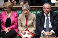 強行離脱か穏健な道を探るか　決断迫られる英国メイ首相