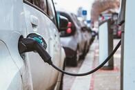 ついに始まった事業者のEV大転換...自動車産業の「改革」も待ったなしに