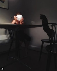 「かわいさを飛び越えた」犬や猫の写真に込められた意味