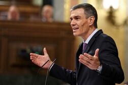 スペインのサンチェス首相、政党内や家族の汚職疑惑相次ぎ窮地に