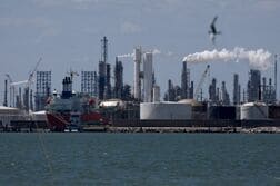 原油先物は小幅安、ＯＰＥＣプラス増産合意やホルムズ経由の輸出回復で
