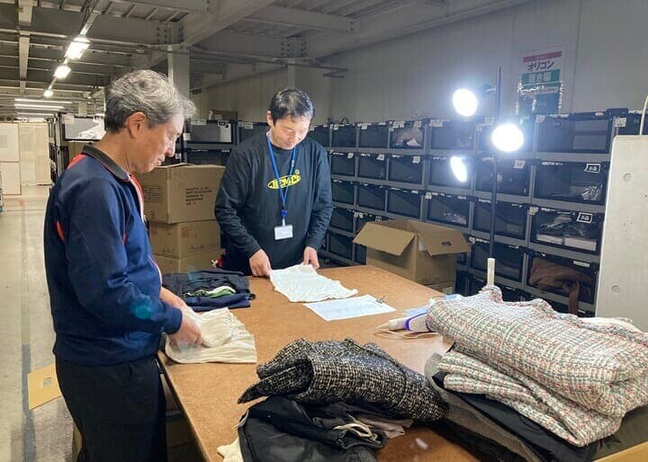 千葉県市川市の物流倉庫「三陽商会 東日本商品センター」で、回収した衣料品の仕分けをする三陽商会の社員たち