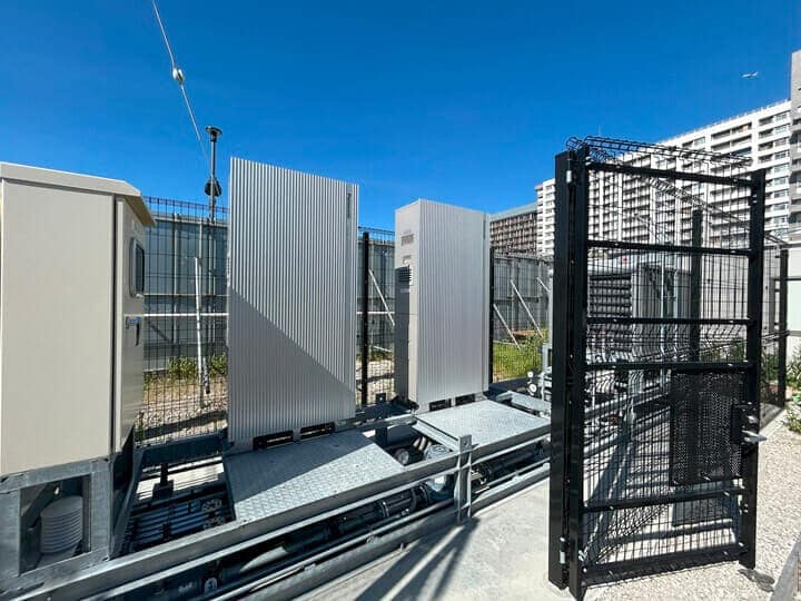 必要な機器が専用架台に配置された架台ユニット型の水素燃料電池システム