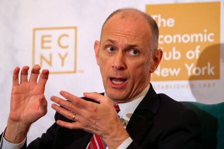 2025年4月、ニューヨークで講演する グールズビー米シカゴ地区連銀総裁。  REUTERS/Brendan McDermid