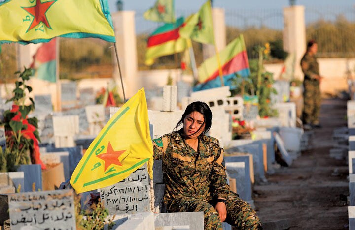 対ISIS戦ではクルド人勢力と米軍が協力したが（写真は対ISIS戦で死亡した戦友を悼む兵士）　ERIK DE CASTRO-REUTERS