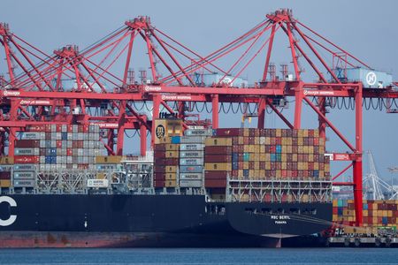 １月の米貿易赤字は前月比１．６％増の６８３億ドルだった。２０１８年、カリフォルニア州ロングピーチの港で撮影（２０２３年　ロイター/Mike Blake）