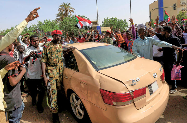 軍高官を取り囲み、軍主導の移行政権に抗議するスーダンのデモ隊　REUTERS