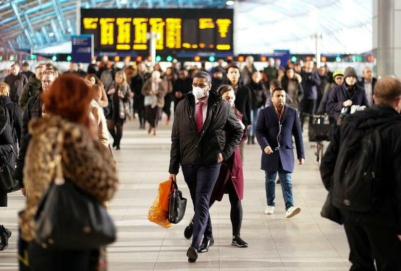 英保健当局は8日、新型コロナウイルスの感染者が前日から64人（30％）増え、273人になったと発表した。ロンドンのウォータールー駅で6日撮影（2020年　ロイター/Henry Nicholls）