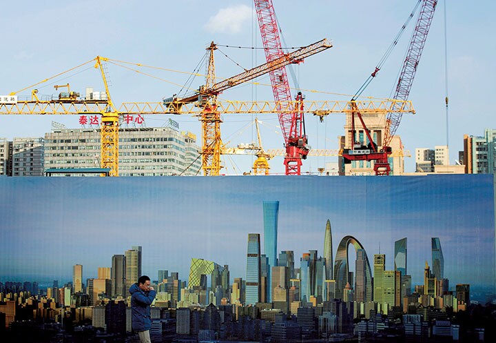 世界最大の人口を擁する中国の経済を予測することは専門家でも難しい（北京）　Kim Kyung Hoon-REUTERS