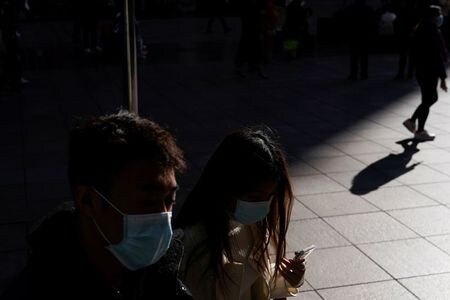 　１１月２９日、中国では北部にある２都市で新型コロナウイルスの感染が再拡大し、公共交通機関の運行停止や移動制限措置の強化などを余儀なくされている。写真は上海で２４日撮影（２０２１年　ロイター／Aly Song）