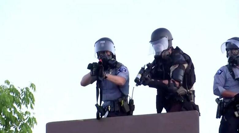 米各都市で黒人暴行死事件に端を発する抗議活動が激しさを増す中、ミネアポリスで5月30日夜、取材していたロイターのTVクルーメンバー2人がゴム弾の直撃を受けたほか、写真記者1人のカメラが壊された。写真はミネアポリスで5月撮影(2020年　ロイター/JULIO CESAR CHAVEZ)
