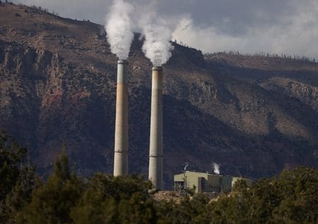 米ユタ州のハンティントンの石炭火力発電所、2024年10月撮影　REUTERS/Jim Urquhart