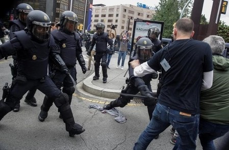 　１０月１日、スペイン北東部カタルーニャ自治州の当局者によると、スペイン警察が１日、スペインからの同州の分離独立を問う住民投票を阻止するために警棒やゴム弾を使い、数百人が負傷した。写真はタラゴナで１日撮影（２０１７年　ロイター／David Gonzalez）