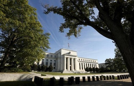 ７月２６日、米ＦＲＢはＦＯＭＣで金利を据え置くとともに、「比較的早期に」バランスシート縮小を開始する考えを示した。写真は２０１５年９月、ＦＲＢビル前で撮影　（２０１７年　ロイター/Kevin Lamarque）