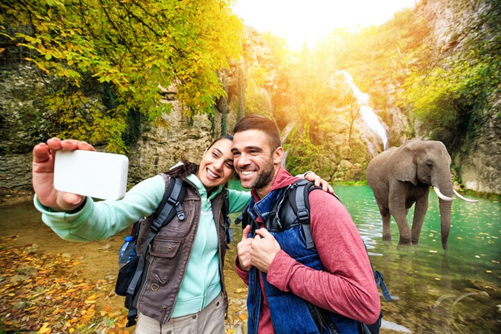 ソーシャルのトレンドで野生動物と自撮りをする観光客が急増 valentinrussanov-iStock.