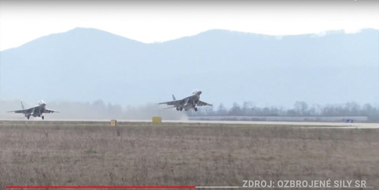 スロバキア国防省は23日、ウクライナへの戦闘機供与の第一弾として、旧ソ連製戦闘機「ミグ29」4機を引き渡したと発表した。写真はウクライナに向けてスロバキアから離陸した「ミグ29」　Roasted Media / YouTube