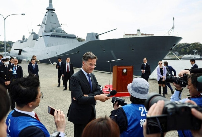 もがみ型フリゲート艦の視察を終えたNATOのルッテ事務総長（4月8日、海上自衛隊の横須賀基地）　REUTERS/Issei Kato