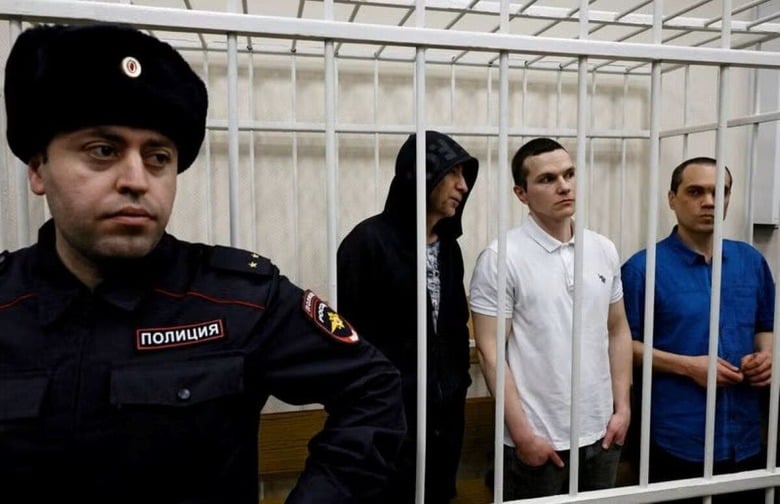 昨年８月、顔を隠した中年のロシア人女性がモスクワの赤の広場に入り、カラフルなゴムボールを撒き散らした。写真は、法廷に出廷するナワリヌイ氏の弁護士ら。１月１７日、ロシアのペトゥシキで撮影（２０２５年　ロイター/Yulia Morozova）