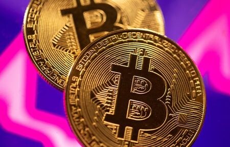 　４月１３日、暗号資産（仮想通貨）のビットコインが、６万２７４１ドルを付けて最高値を更新した。３月１５日撮影（２０２１年　ロイター/Dado Ruvic）